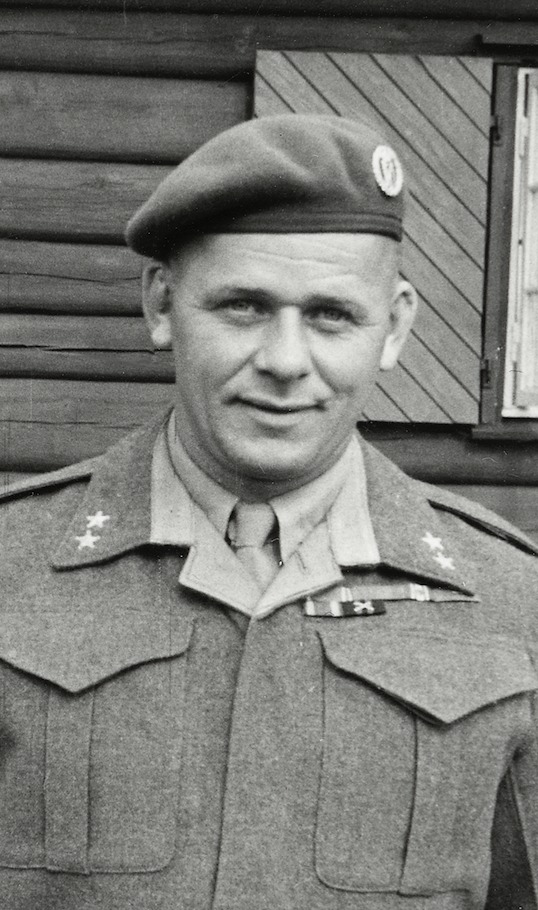 Allan Mann blir etter hvert kaptein i det norske forsvaret.