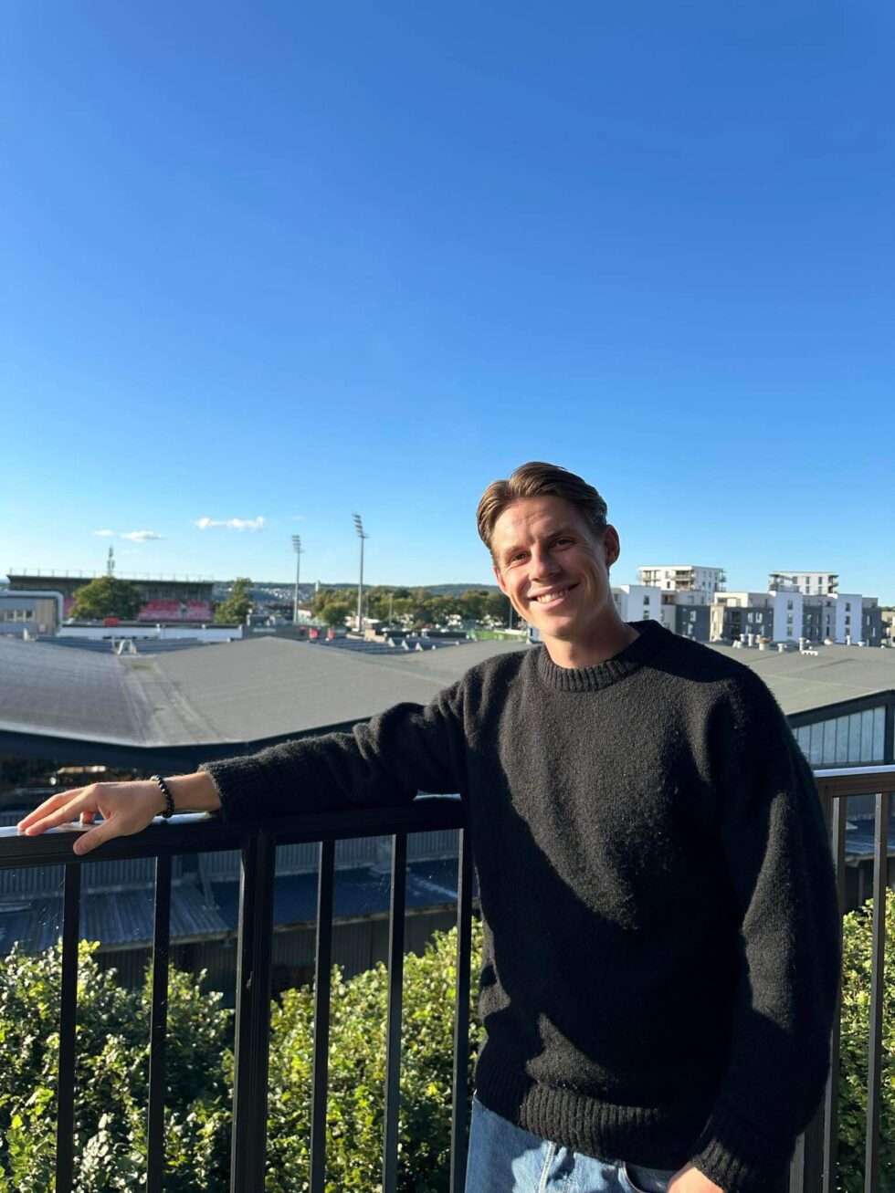 Alexander Håpnes bor i Moss og er meget fornøyd med å ha utsikt rett til Melløs stadion fra balkongen.