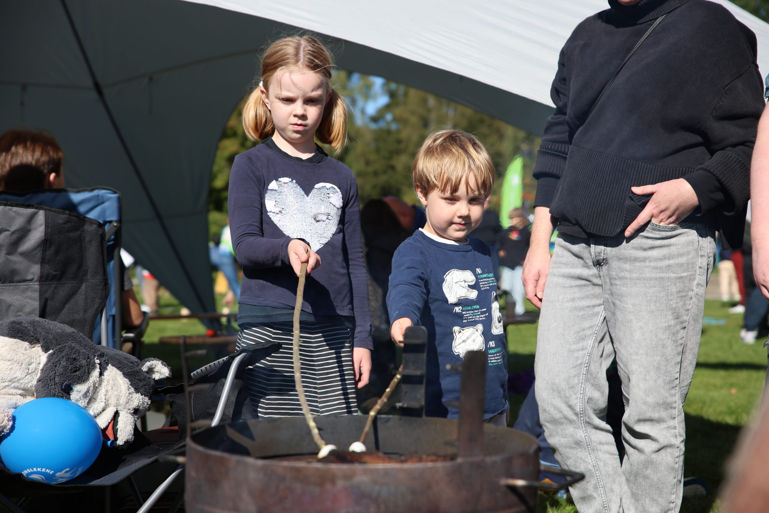Det n&aelig;rmer seg b&aring;lsesong, og Kongsvinger 2 speidergruppe viste frem noe man kan kose seg med utover h&oslash;sten. Her griller Asta og Ole marshmellows p&aring; egen-spikkede pinner.