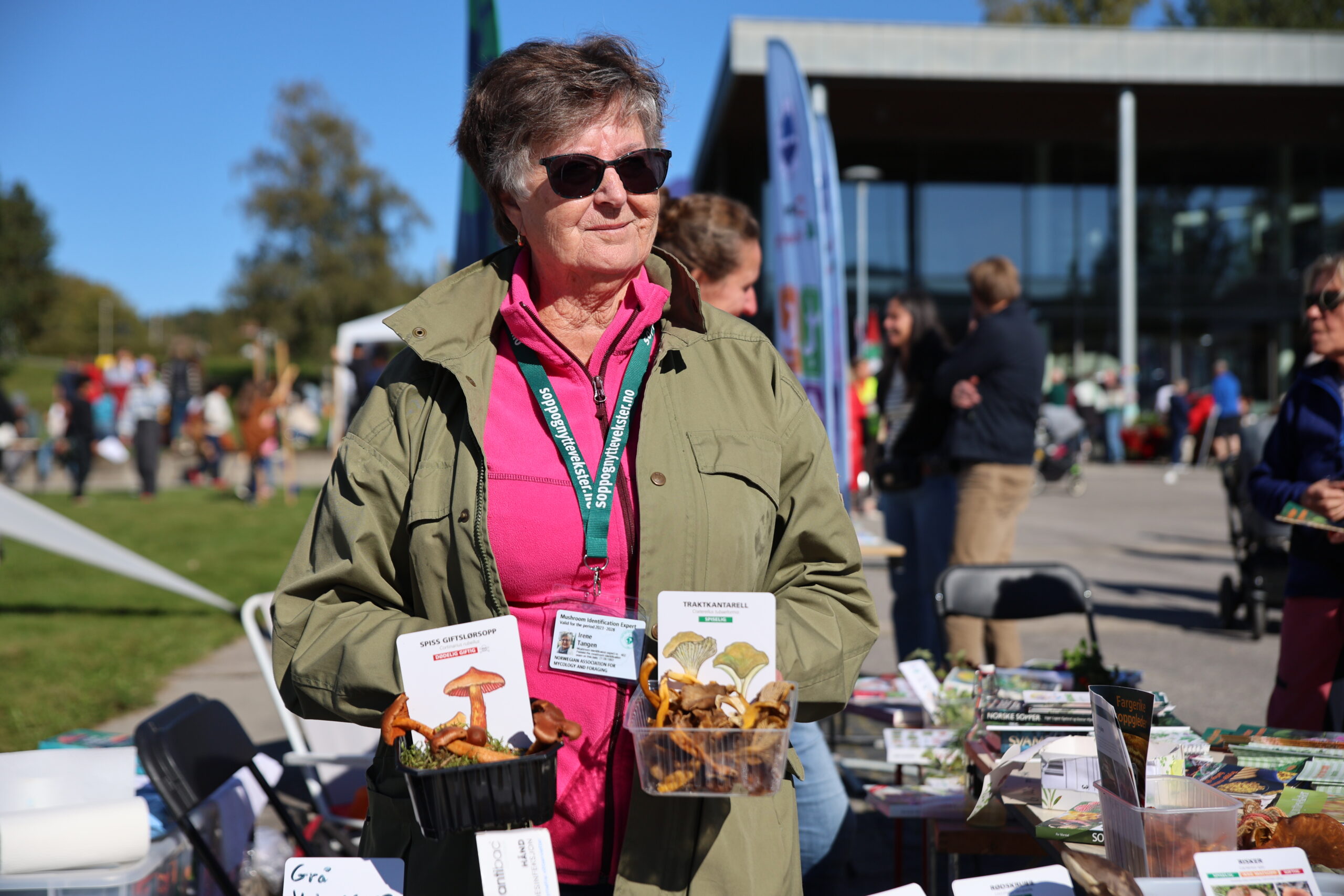 Irene Tangen fra Kongsvinger sopp og nyttevekstforening p&aring;pekte til folk at man m&aring; passe p&aring; n&aring;r man plukker traktkantareller ute. Man kan fort f&aring; med seg en spiss giftl&oslash;rsopp som er d&oslash;delig giftig. &ndash; Plukk alltid en og en er oppfordringen hennes.