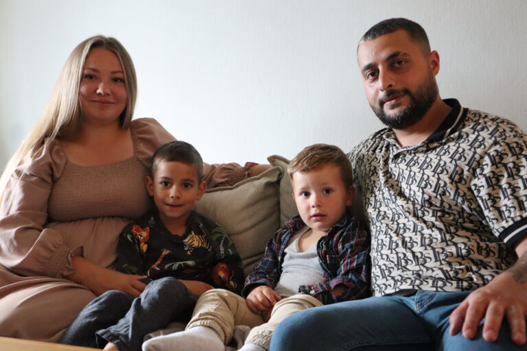 Valeriia (t.v.) og Zozan Erdzhan sammen med barna Deniz (t.v.) og Diyar. Familien måtte flykte fra Odessa i Ukraina når krigen mot Russland brøt ut.