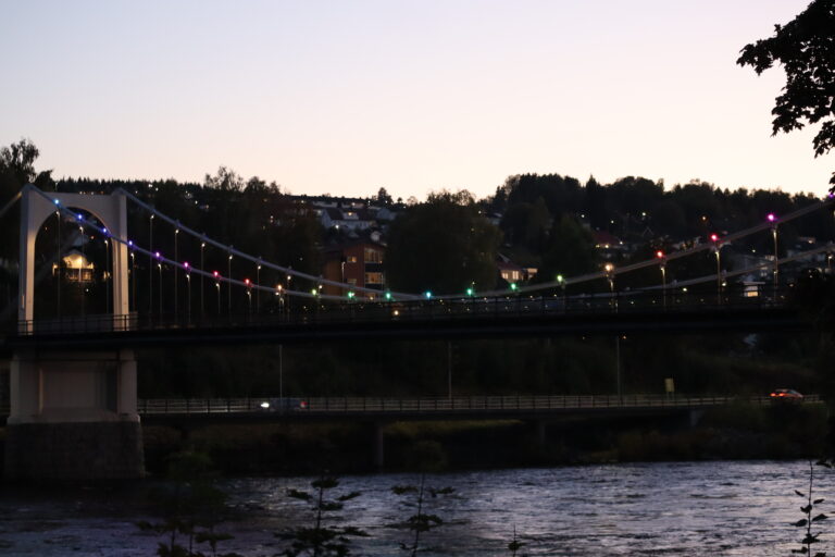 Torsdag kveld kunne du få med deg et aldri så lite lysshow når det ble foretatt lystesting på Kongsvinger bru.