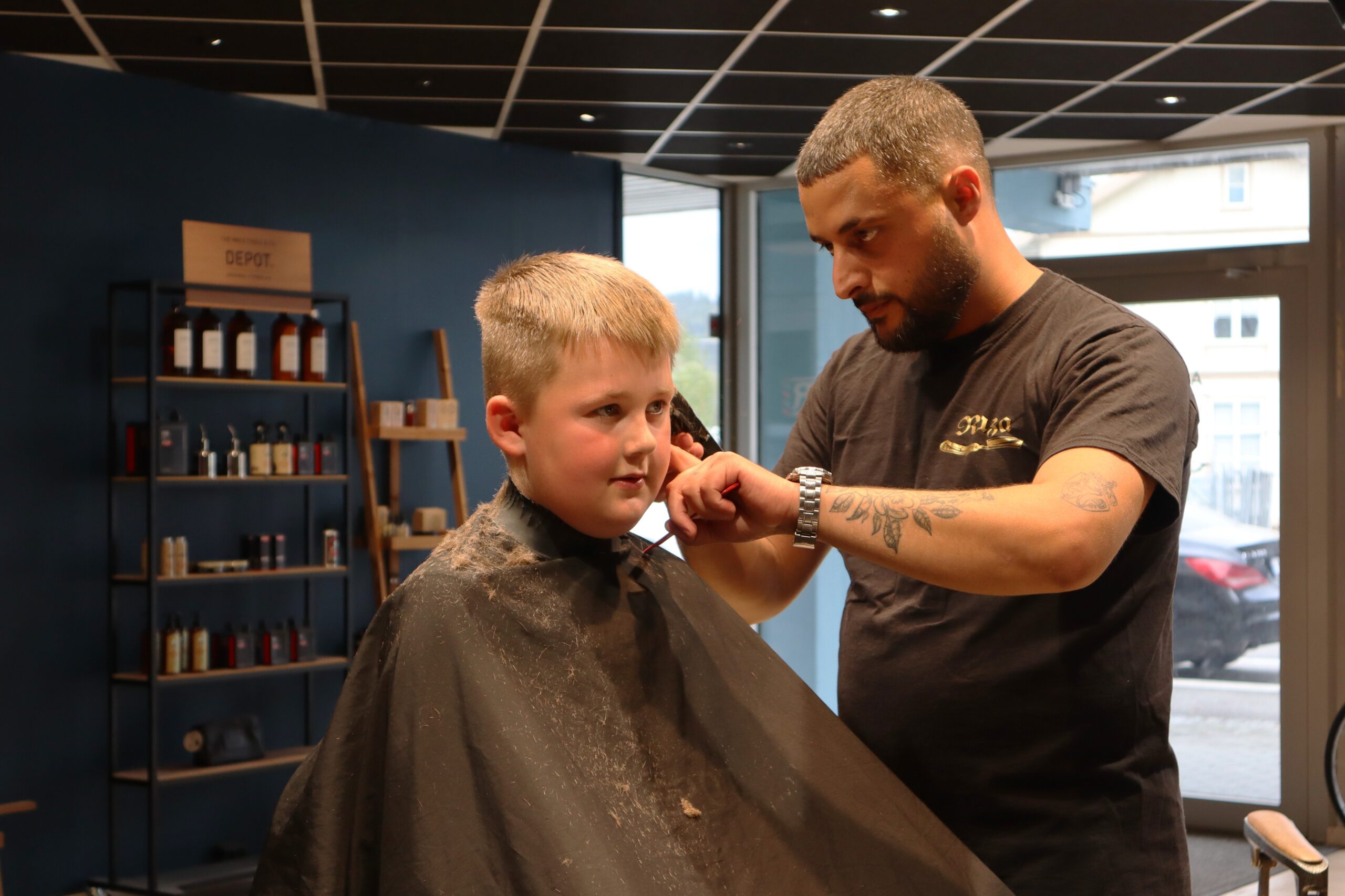 Amandus Gledje R&oslash;nning (7) har klippet seg hos Zozan mange ganger, og forteller at han alltid blir like forn&oslash;yd.