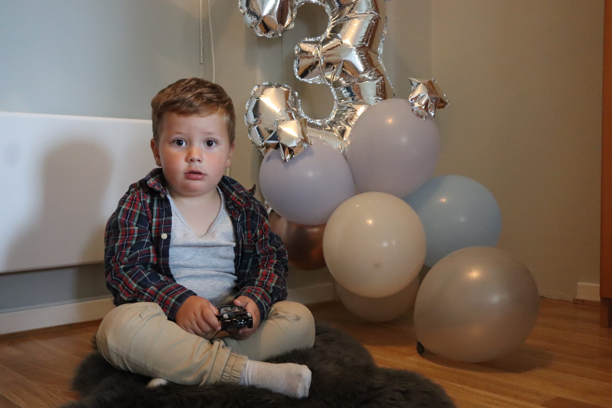 Diyar har nettopp fylt 3 &aring;r og har alltid en bil i h&aring;nda uansett hva han gj&oslash;r.