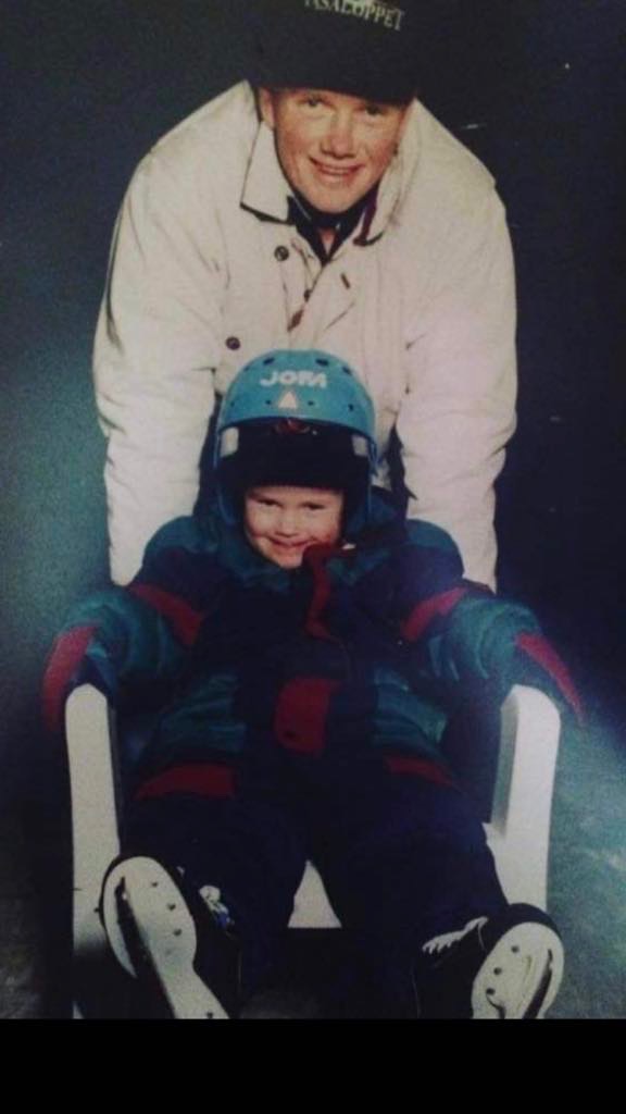 Simon med pappa Terje. – Jeg var mest interessert i stolen da jeg var liten, sier Simon.