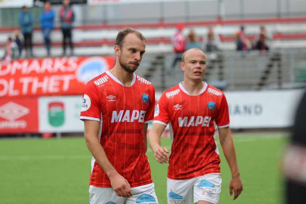 Lars Christian Gerson Krogh, Emil Nielsen og resten av KIL-laget måtte gå slukøret av banen allerede til pause i lørdagens kamp mot Aalesund.