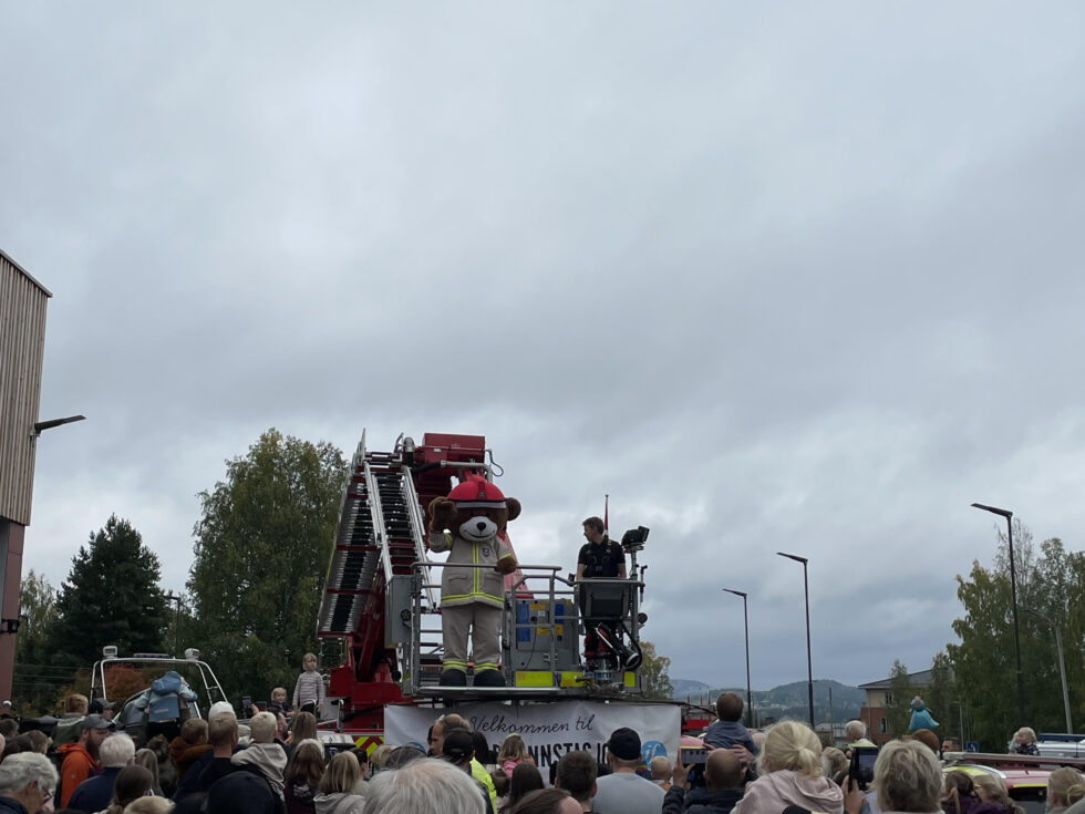 Bjørnis er et stort trekkplaster for Åpen dag på brannstasjonene rundt om, og til barnas store glede besøkte han Kongsvinger i år også.
