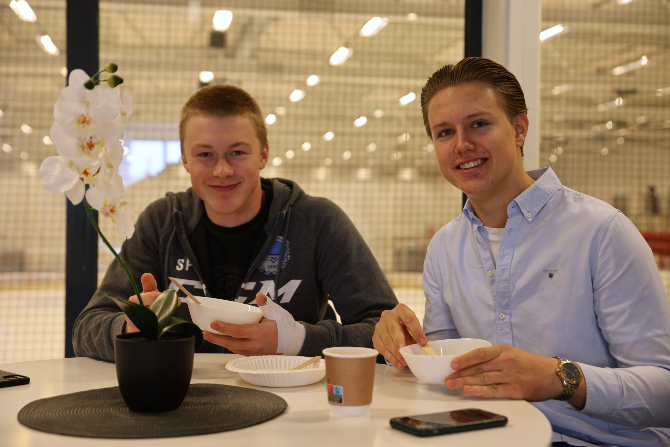 Sander Pedersen Olsen (t.v.) og Marius Tessem Bakken er godt forn&oslash;yd med starten p&aring; sitt f&oslash;rste skole&aring;r p&aring; NTG Kongsvinger.