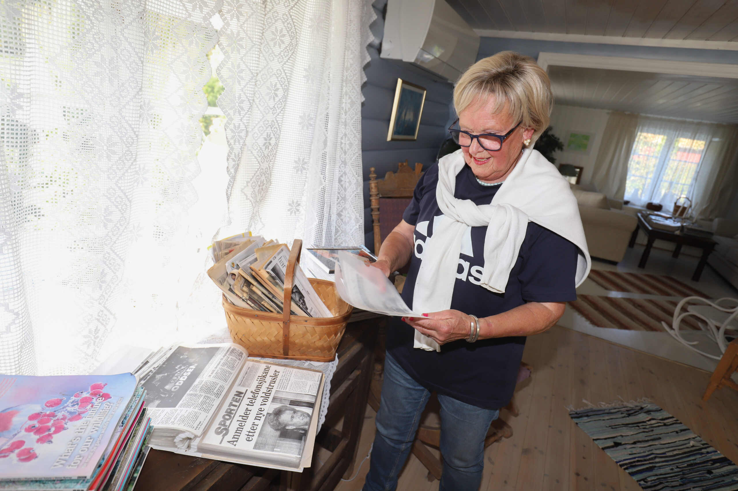 Elisabeth Johnsrud Holm har tatt vare p&aring; mange avisklipp, og en stor del av dem handler om Kuvicek-saken.