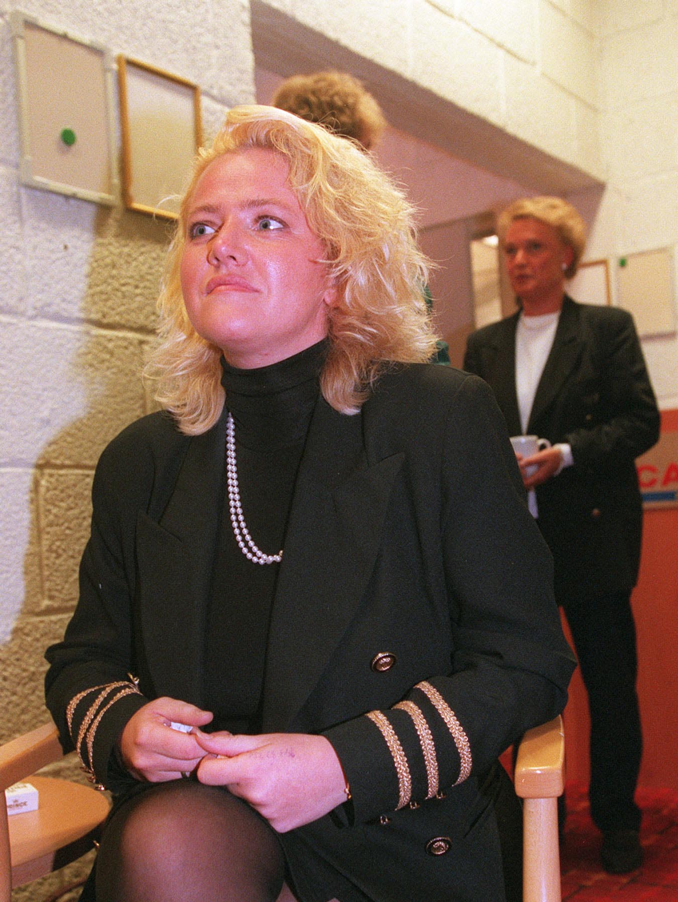 VIF Fotballs daglige leder Siri Wormdahl og Elisabeth (i bakgrunnen) m&oslash;ttes til debatt direkte p&aring; NRK.