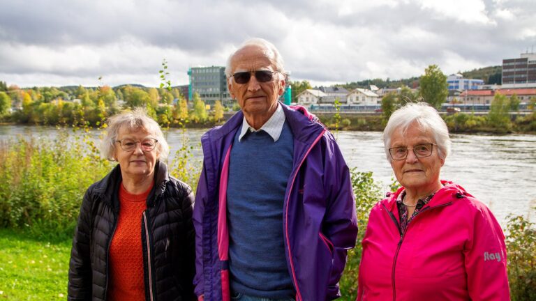 Gunn Antonsen (til venstre), Ole Jakob Fretheim og Birgit Sandberg med det nye bygget til Statistisk sentralbyrå i bakgrunnen. Uten de store statlige institusjonene hadde ingen av dem bodd i Kongsvinger.