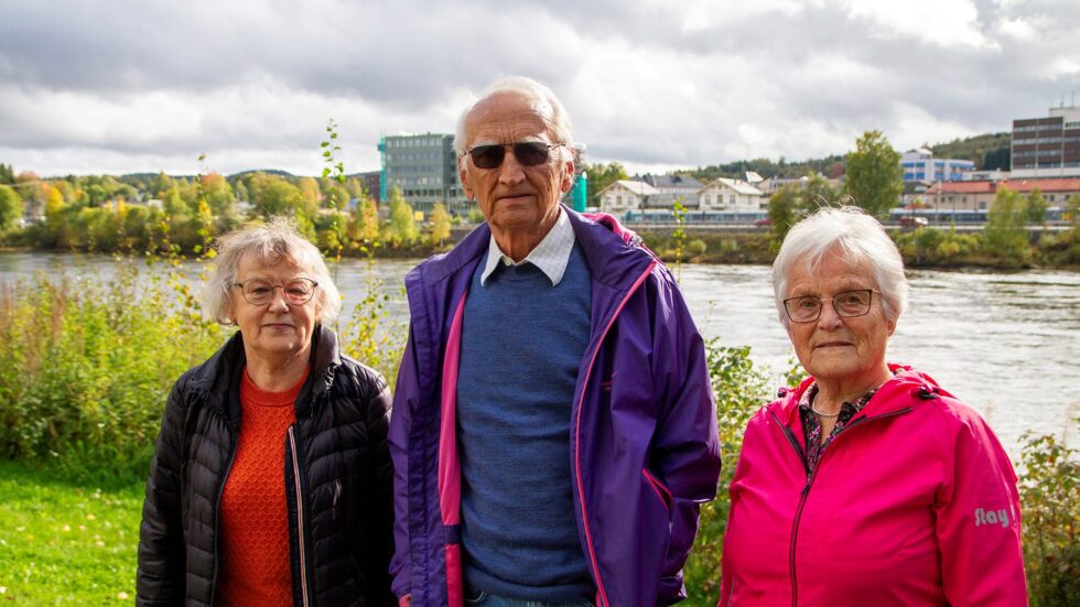 Gunn Antonsen (til venstre), Ole Jakob Fretheim og Birgit Sandberg med det nye bygget til Statistisk sentralbyrå i bakgrunnen. Uten de store statlige institusjonene hadde ingen av dem bodd i Kongsvinger.
