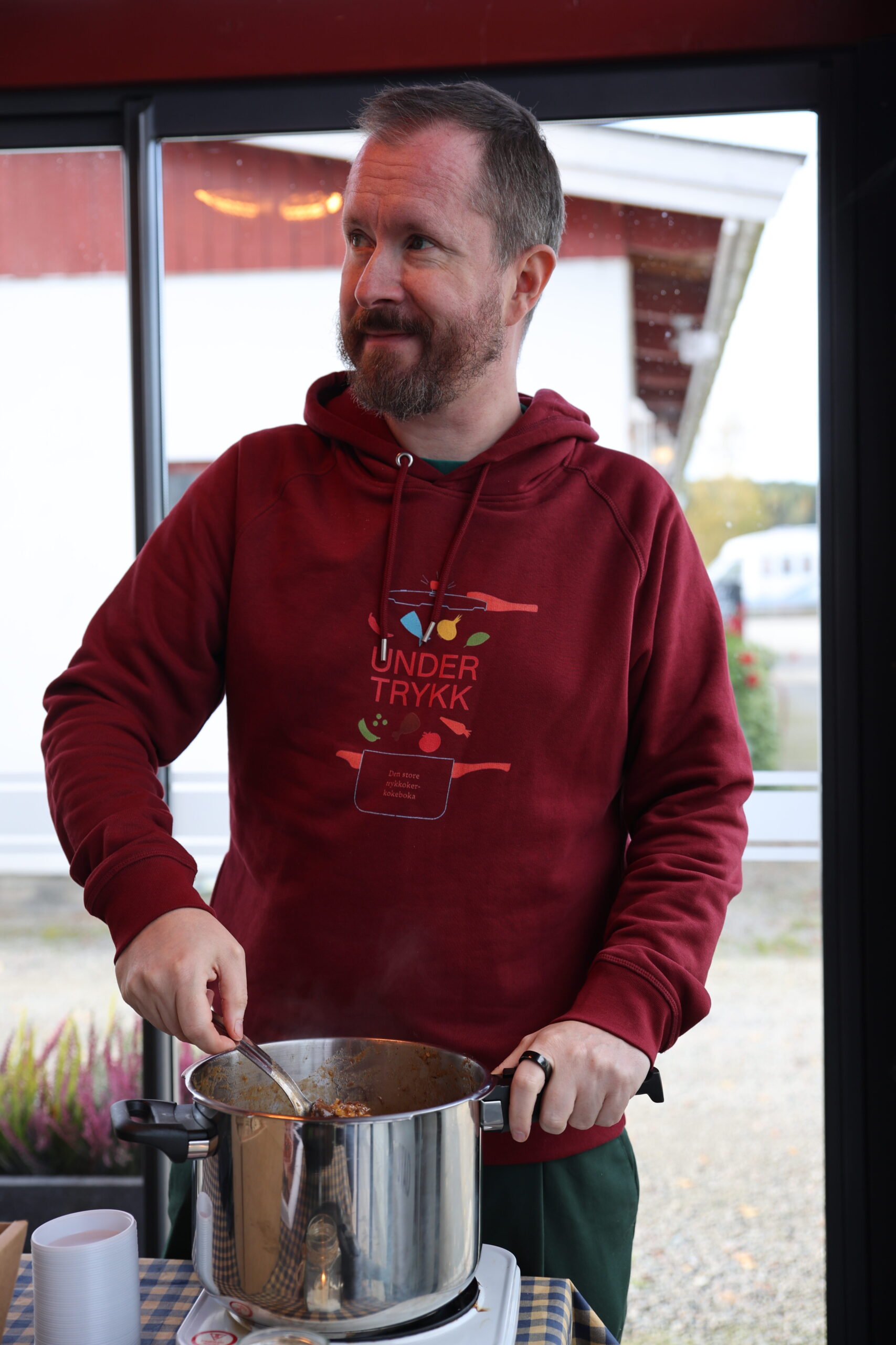 Å lage mat med trykkoker gjør at det er veldig enkelt å få mørt kjøtt, mener Jan Ivar Nykvist.