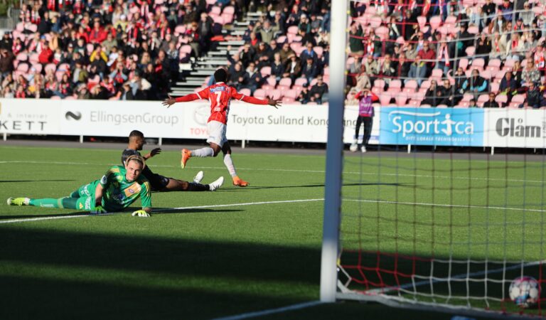 Eric Taylor sendte KIL i ledelsen 1-0. VIF-keeper Magnus Sjøeng må se at ballen ender i nettmaskene
