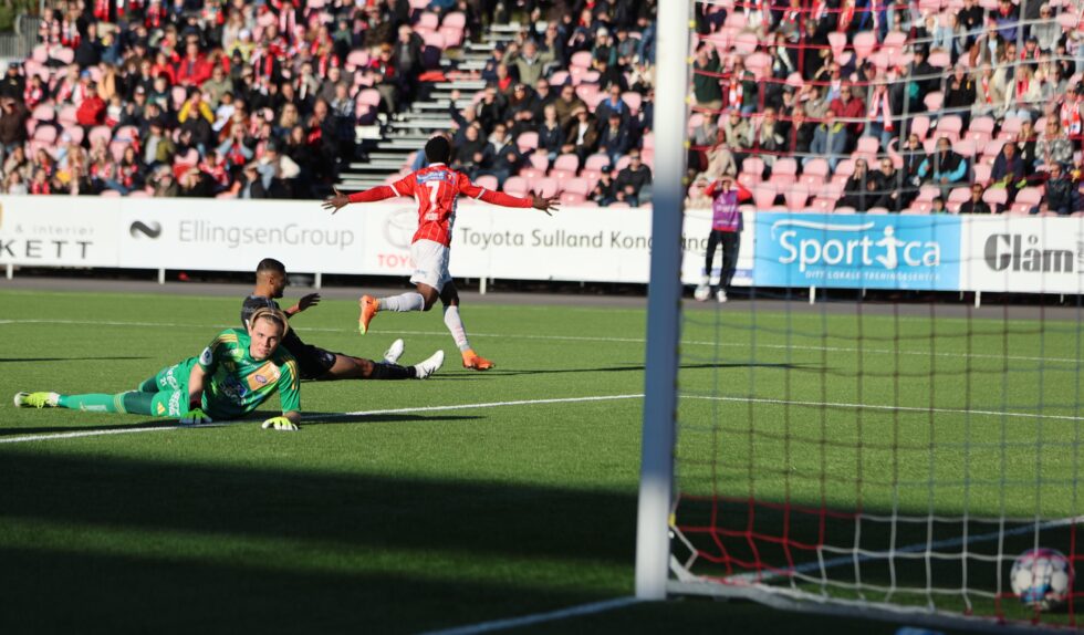 Eric Taylor sendte KIL i ledelsen 1-0. VIF-keeper Magnus Sjøeng må se at ballen ender i nettmaskene