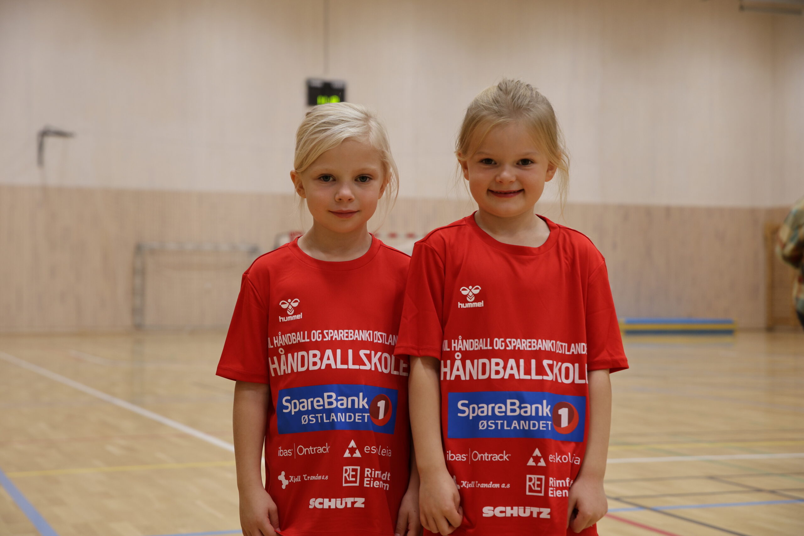 &Aring; spille h&aring;ndball ga mersmak for Hedda og Minda.