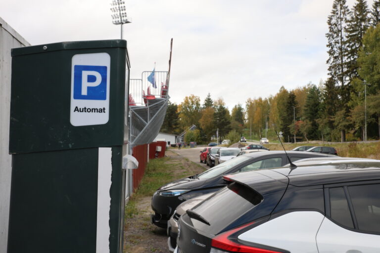 Noen automater er satt opp, men de er ikke helt klare til bruk enda.