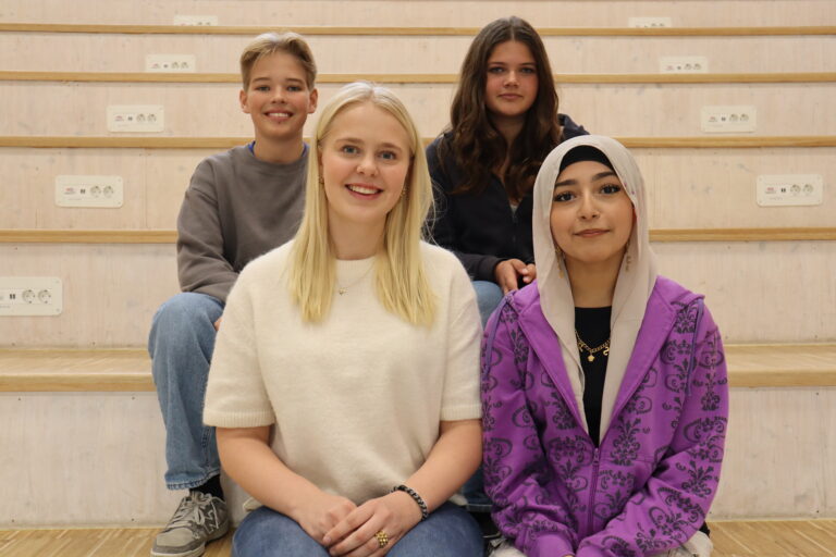 Foran f.v.: Julia Marie Torkildsrud og Zahraa Hamza Kamil Al-Badry. Bak f.v.: Levi Melby Holm og Sofia Louise Prøven Rustad.