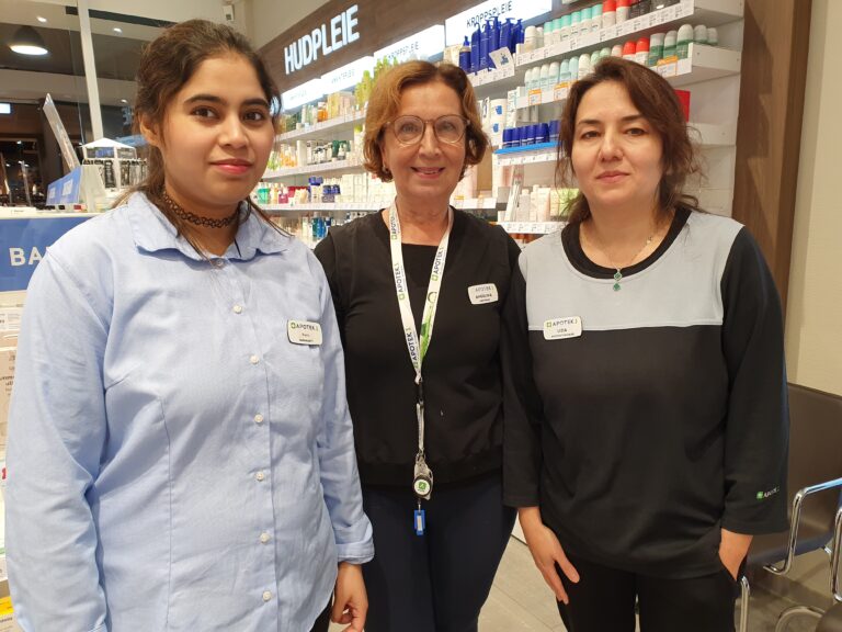 Disse damene står klare hos Apotek 1 Kongssenteret for å gi deg vaksine før forkjølelsessesongen settes i gang for fullt. F.v.: Maira Zulfiqar (farmasøyt), Angelina Immig (farmasøyt og daglig leder hos Apotek 1 Kongssenteret) og Lida Ziai (apotektekniker).