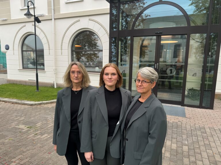 Kunderådgiverne Irene Bakken (f.v.), Camilla Sæther Andreassen og Mette Solbergseter i Sparebank 1 Østklandet gir kundene mulighet tiol å lære mer om hvordan de skal unngå å bli svindlet
