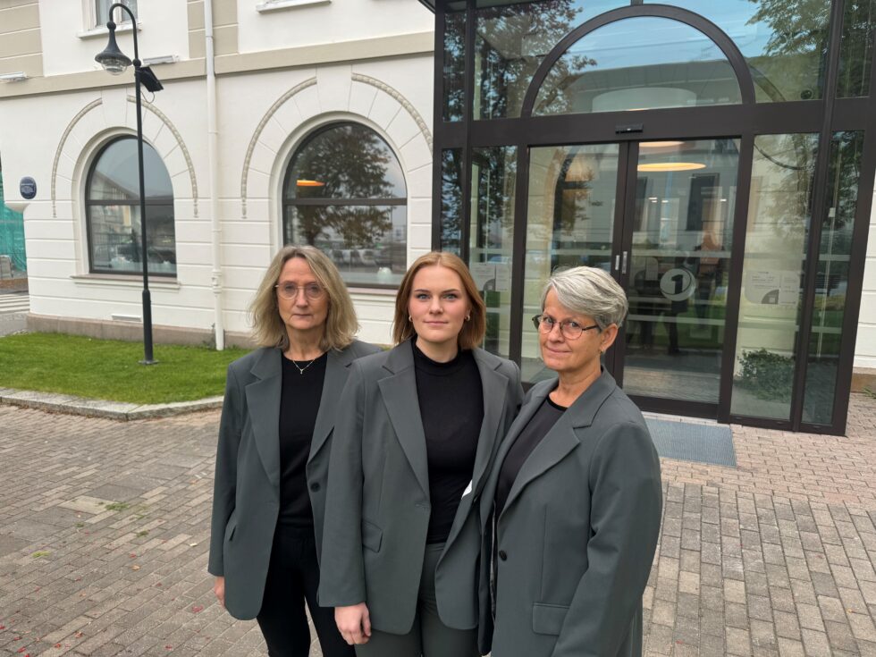 Kunderådgiverne Irene Bakken (f.v.), Camilla Sæther Andreassen og Mette Solbergseter i Sparebank 1 Østklandet gir kundene mulighet tiol å lære mer om hvordan de skal unngå å bli svindlet
