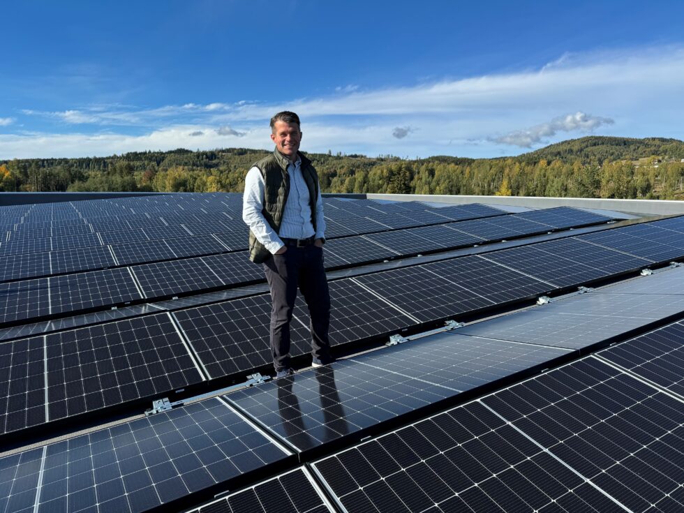 Daglig leder i SCHÜTZ Nordic, Erik Platek, er fornøyd med solcellene på taket.