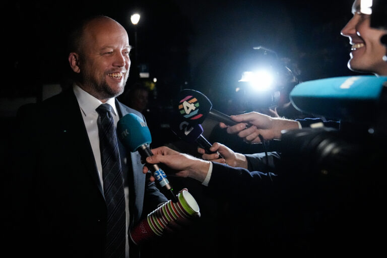 Finansminister Trygve Slagsvold Vedum la frem statsbudsjettet mandag formiddag. Her møter han pressen utenfor leiligheten i Oslo.