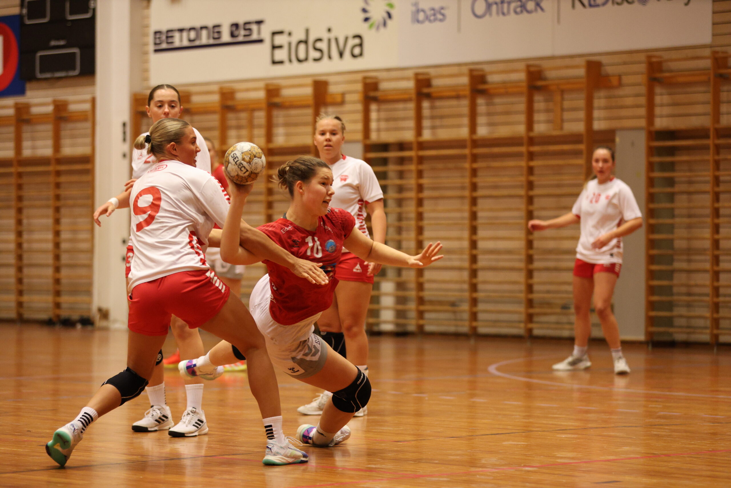 Julia Pedersen ble toppscorer for KIL i søndagens match. Men selv med hennes seks mål ble hjemmelaget for sterke.Bildet som er hentet i arkivet er fra en tidligere kamp i høst.