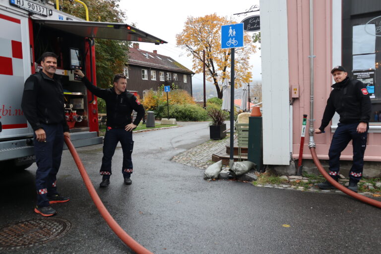 Brannvesenet kobler først på vann og trykksetter tørr-rørene hvis det begynner å brenne. Brannkonstablene Kenneth Nordli (f.v.), Thomas Andersson og Tim Huseby demonstrerer hvordan dette gjøres i praksis.