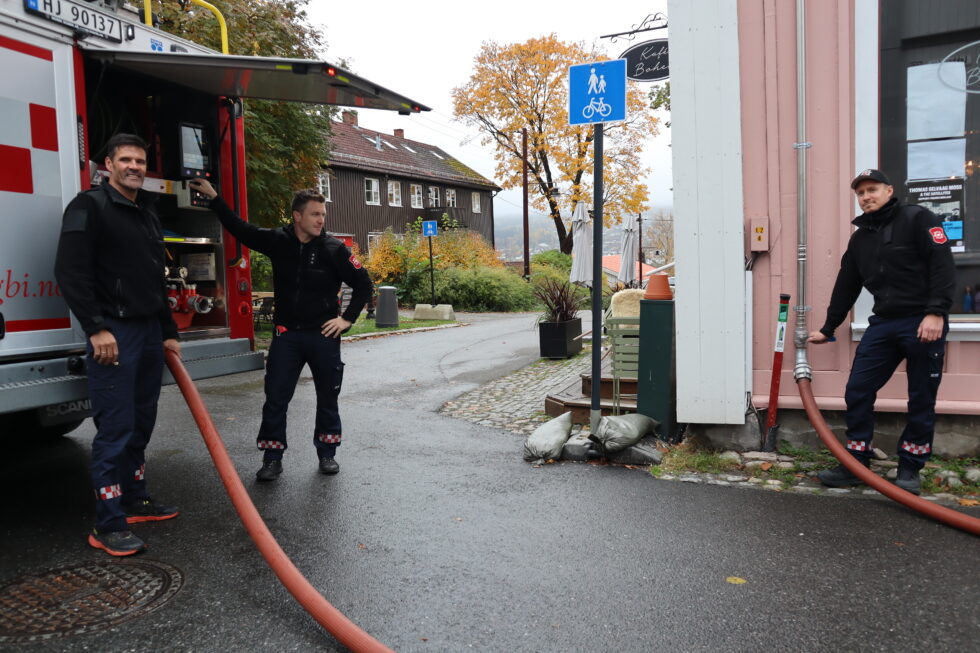 Brannvesenet kobler først på vann og trykksetter tørr-rørene hvis det begynner å brenne. Brannkonstablene Kenneth Nordli (f.v.), Thomas Andersson og Tim Huseby demonstrerer hvordan dette gjøres i praksis.