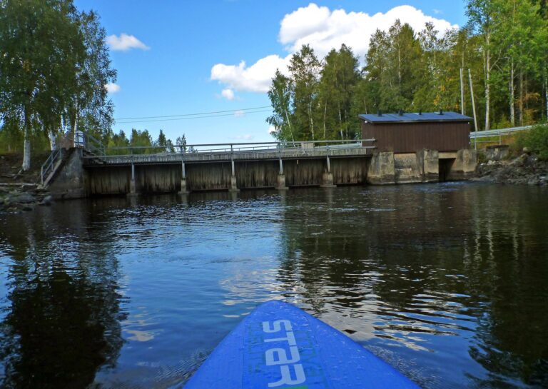 Solbergdammen på Austmarka skal erstattes med en ny dam lenger oppstrøms. Byggingen forventes å starte våren 2025.