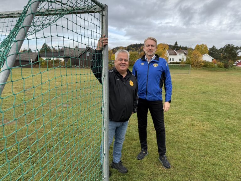 Mads Furulund fra Vinger FK (til venstre) og Arild Bjerke fra Brandval IL kan begge fortelle
om en flott fotballsesong der suksessen måles mye mer utenfor banen enn på.