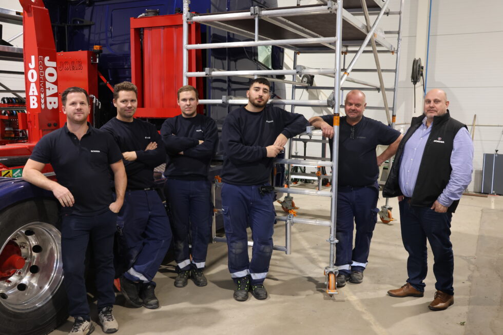 På det nye klargjøringsanlegget arbeider Freddy Skoglund (f.v), Kenneth Kristiansen, Kristian Vetle Olsen, Mikail Mazlum og Tor Kristian Mellem. Her er det travle dager, forteller distriktssjef Øyvind Aasberget.