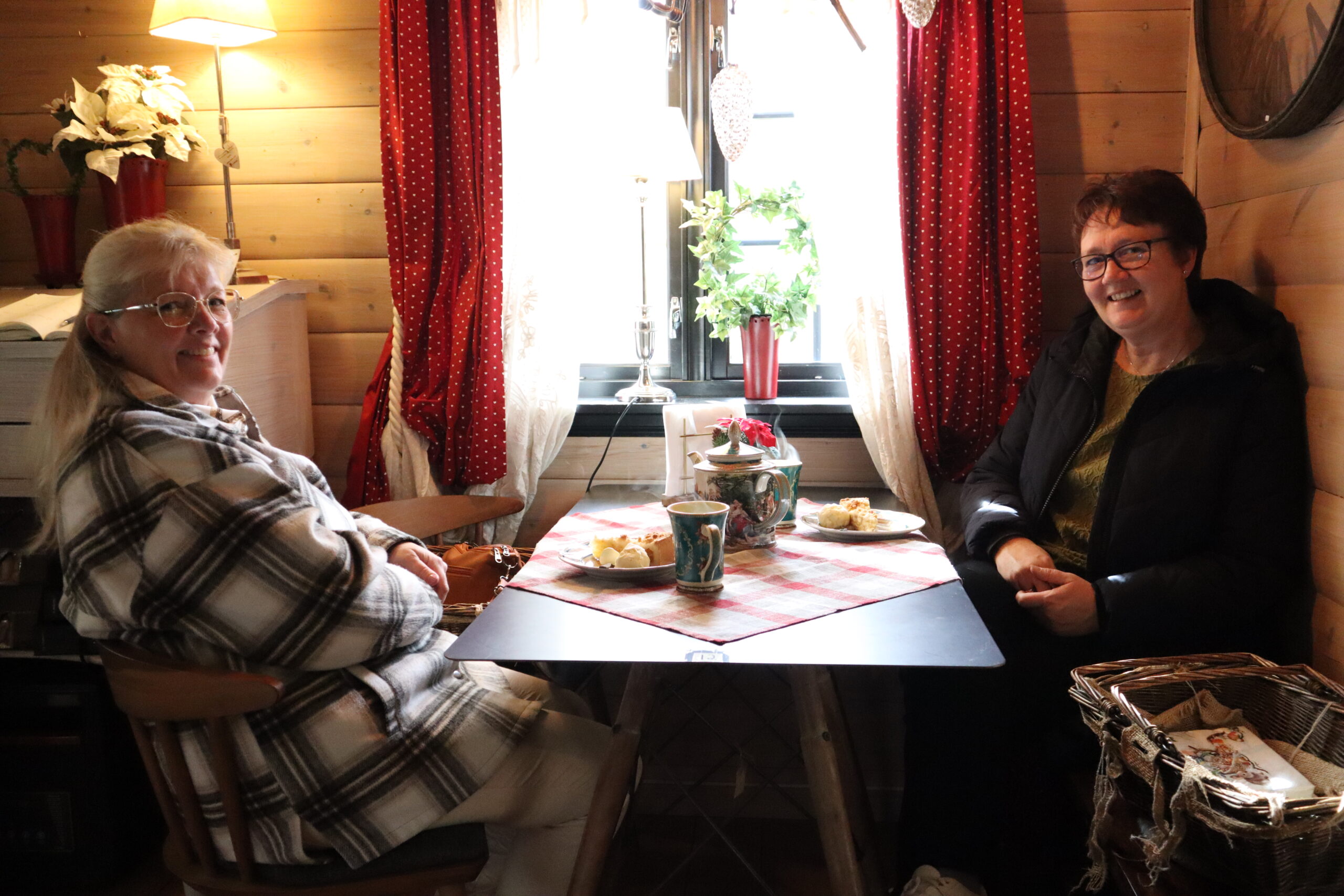 Venninnene Trine Petersen (t.v.) og Laila Fjeld har i tradisjonen tro tatt turen fra Eidsvoll for &aring; bes&oslash;ke julehuset p&aring; selve &aring;pningsdagen.