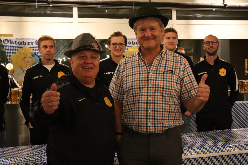 Elise Mobrenna (f.v.), Celine Bjørnstad, Oda Branes, Mina Riise og Erik Kaspersen var på plass i Gågata for å få med seg den gode stemningen under årets Oktoberfest.