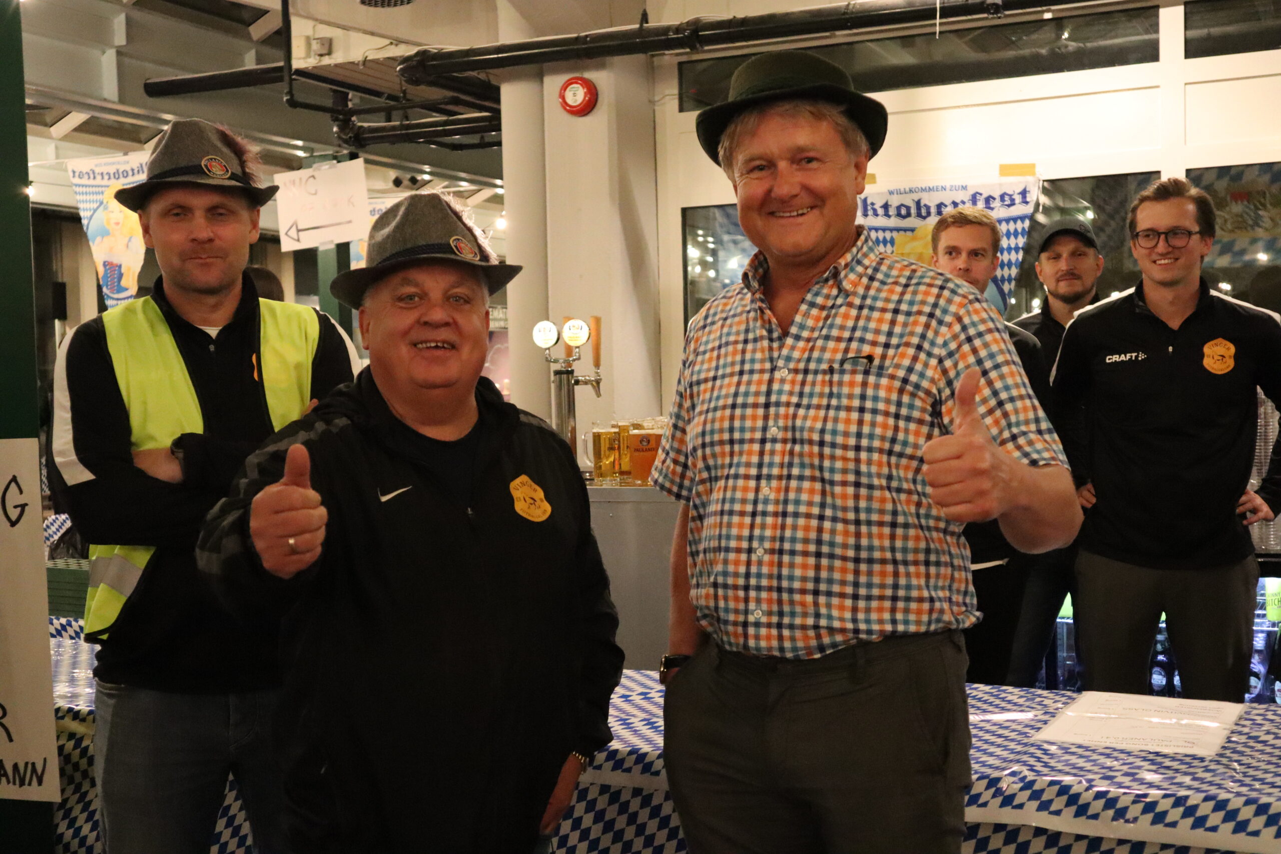 Mads Furulund (t.v.) og Uno Arnesen gleder seg over &aring; se at Oktoberfesten er et stort trekkplaster i byen.