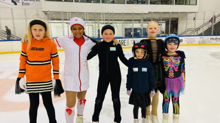 Eliise, Charlotte, Emilie, Marharyta, Rikke Caroline og Jenny hadde kledd seg ut til halloween på isen i fjor.