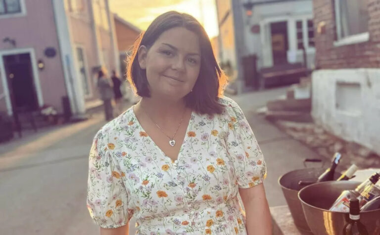 Mari Østlid og Kafé Bohem bryter samarbeidet med Wolt, dagen før selskapet starter opp utkjøring av mat i Kongsvinger.
