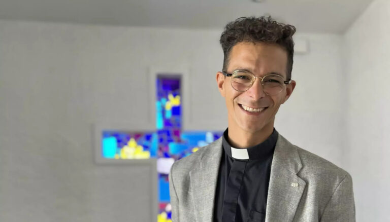 Sokneprest i Vinger kirke, Yrjan Mirzai Sunde, har startet en spleis for å kunne restaurere salmebøkene.
