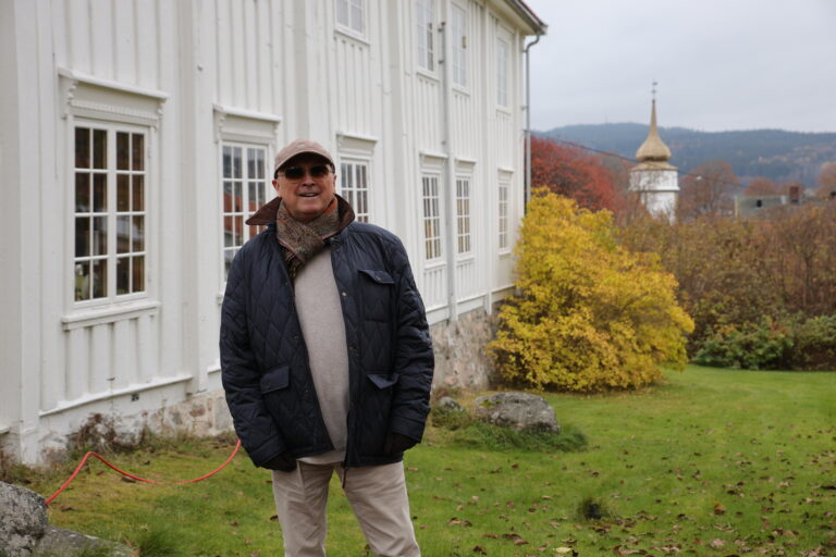 Fra Dahlmannsgården har Alf-Kaare Berg utsikt ned til Vinger kirke.