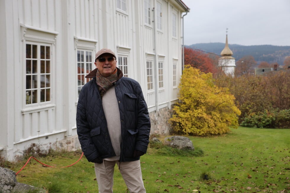 Fra Dahlmannsgården har Alf-Kaare Berg utsikt ned til Vinger kirke.
