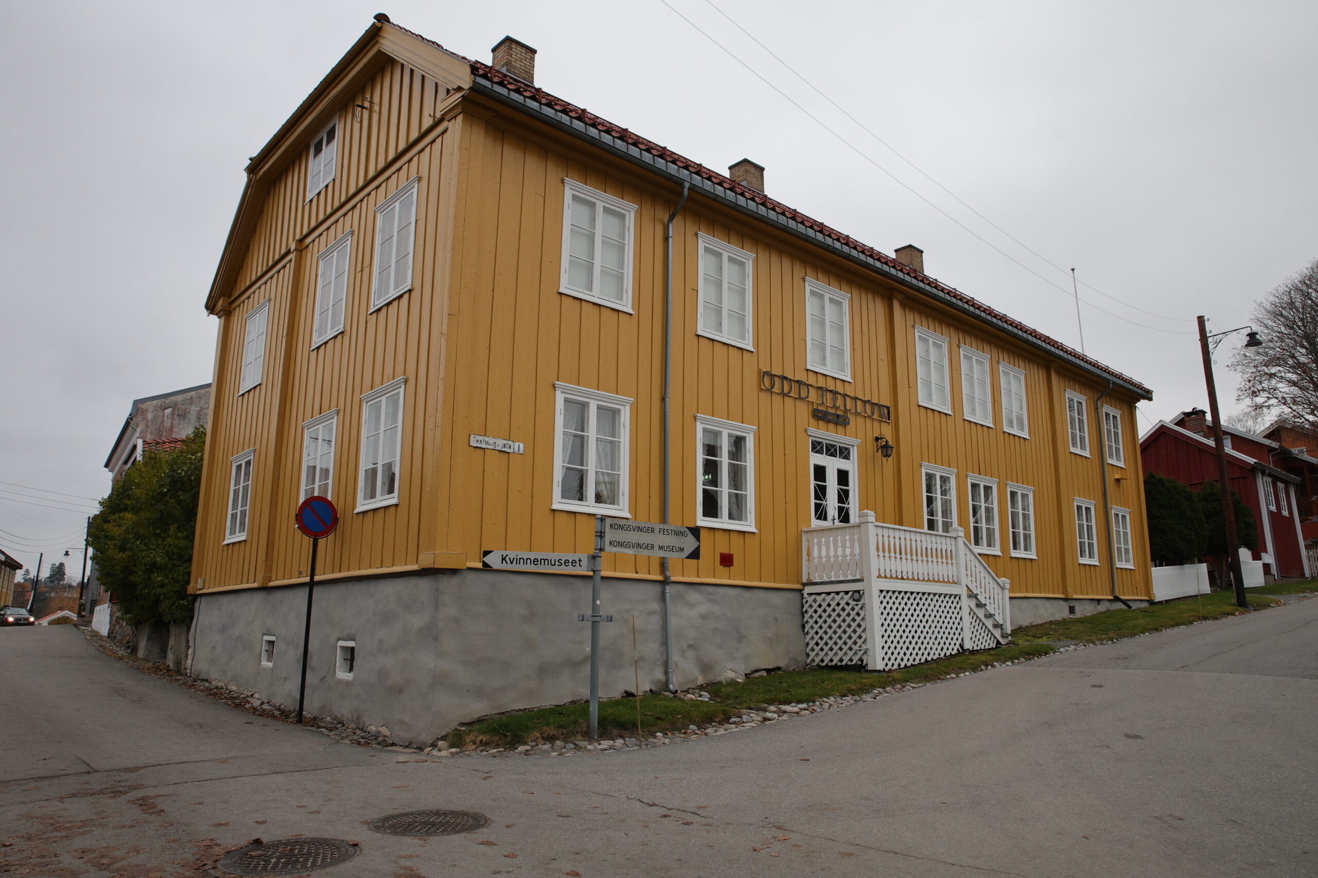Christiansengården: Privilegert velstående landhandlergård fra 1753 til 1859. Hele gårdstunet er fortsatt intakt. Kongsvingers første bystyremøte satt her 5. mai 1855. I 1865 bolig for Maren Cathrine Dahl, den første kvinnen i Norge med juridisk embetseksamen. Kongelig overnattingssted på 1800-tallet. I dag huser det blant annet Odd Fellow ordenen.