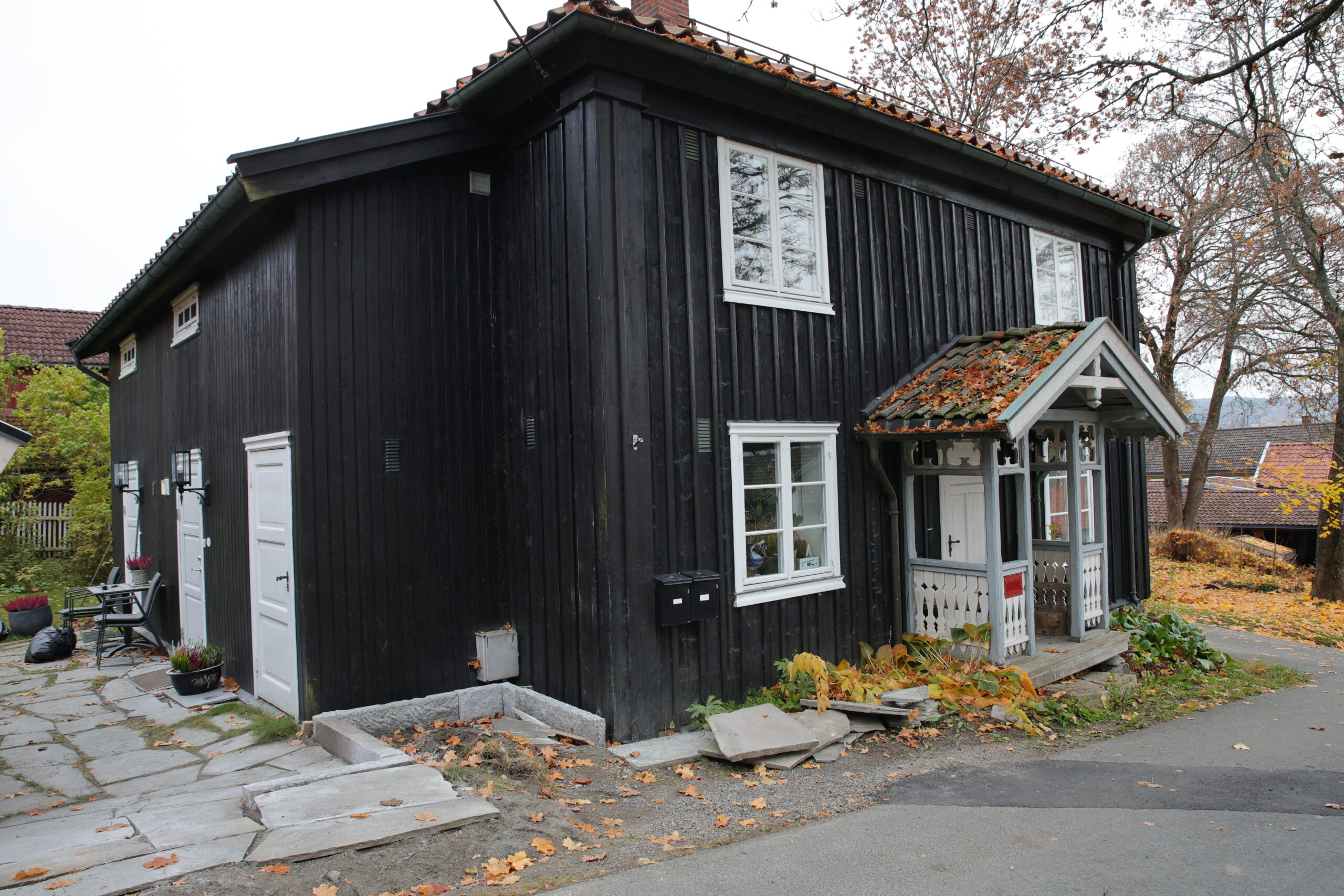 Digerudgården: Vertshus, handelshus og privatbolig, blant andre for polfarer og forsker Monica Kristensen Solås. Høker Thor Olsen Digerud overtok gården fra Nils Nygaard i 1820 og drev handel her.