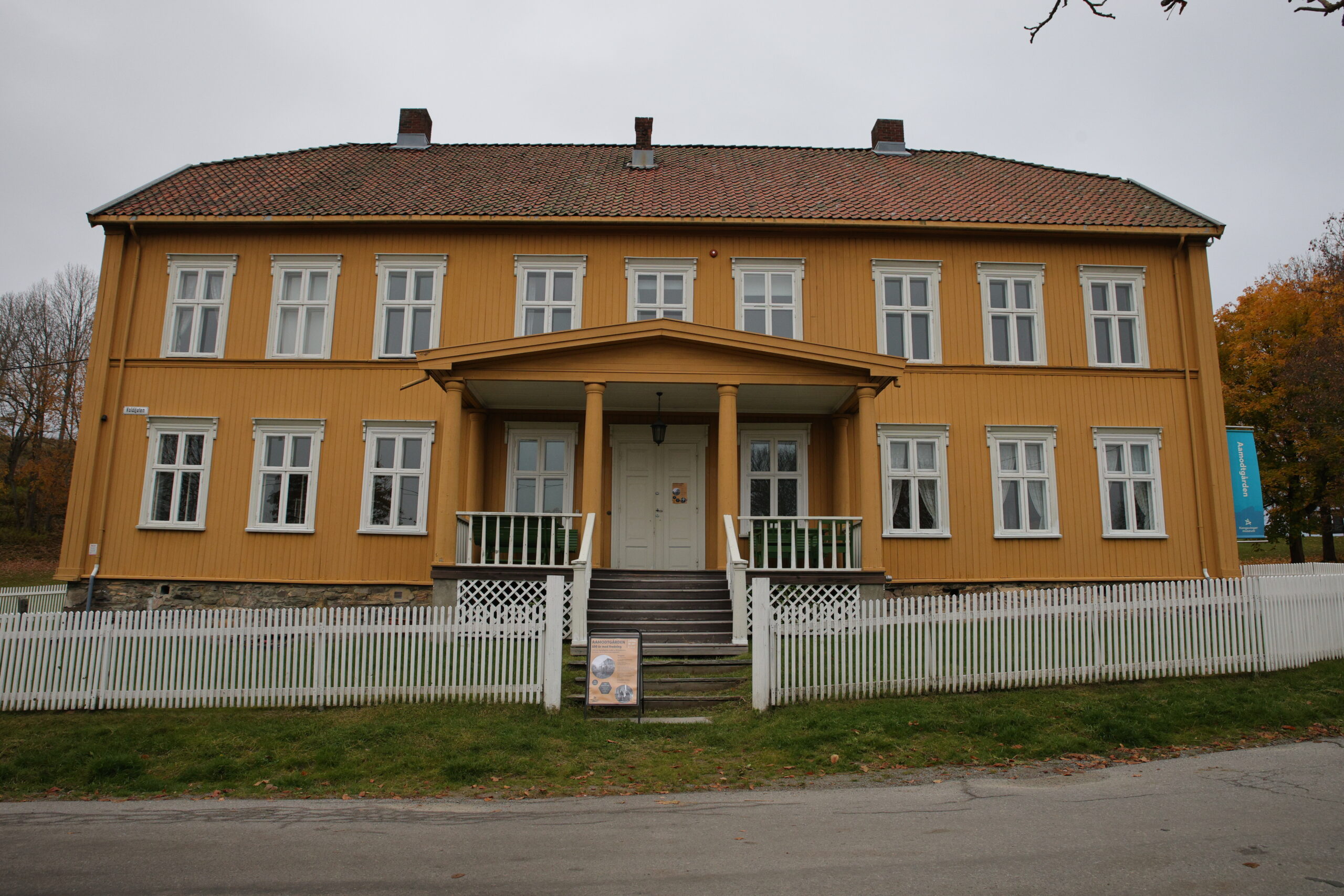 Aamodtgården (1801) Bygget av proviant- og magasinforvalter Ole Roald Rynning i 1801. Tomten har vært bebygd siden slutten av 1600-tallet. Oberstløytnant Ræder døde her under krigen i 1808. Han ledet troppene som beseiret svenskene ved Trangen samme år. Badehotell fra 1893 til 1901. Overrettssakfører Harald Aamodt testamenterte gården til byens befolkning i 1968. Eies av Kongsvingermuseene, og ble åpnet i 1985.