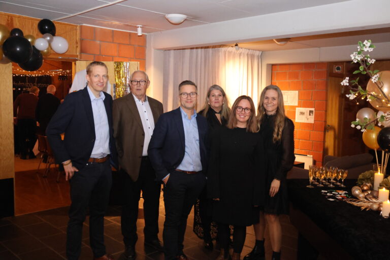 Christian Sternberg (f.v), Svein Finnseter, Anders Wangen, May Nordseth, Julie Morønning Lunder og Caroline Nilsson som utgjør dagens styre i Roverud Vel var vertskap for feiringen og tok imot alle gjestene som kom på 80-års jubileet..