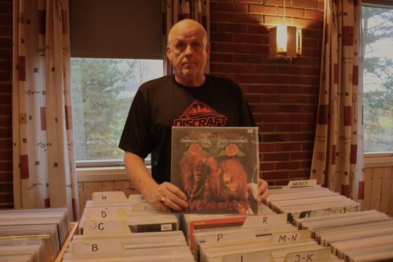 Eivind Husby fra Kongsvinger tar alltid turen til Magnor når det er vinylmesse. Denne gangen hadde han med seg en del rock og heavy metal som han skulle prøve å få solgt på Magnor. Albumet han holder opp er det relativt sjeldne første albumet til Guns N Roses.