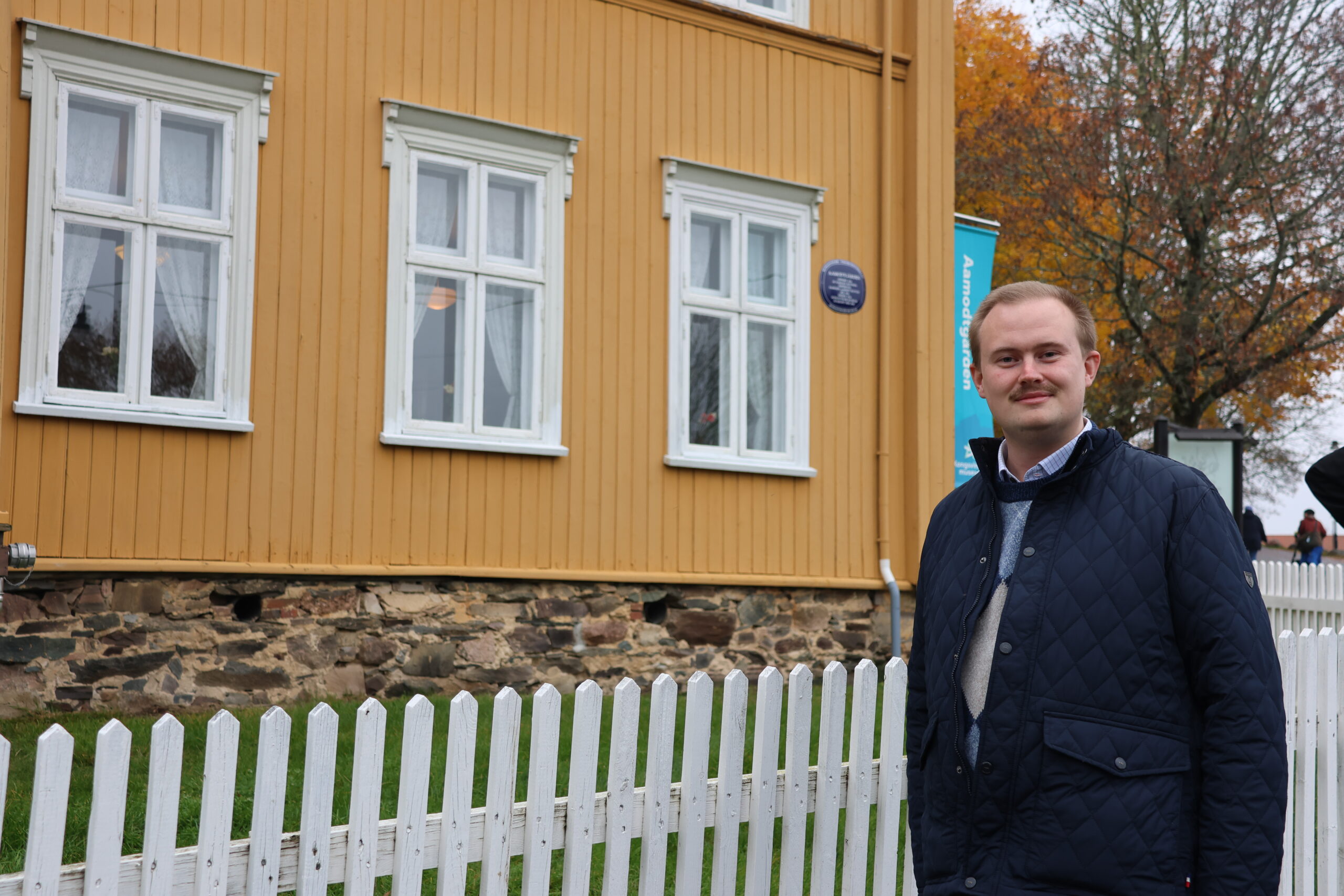Oskar Aanmoen i Kongsvinger-Vinger historielag kunne fortelle at de hittil har hengt opp 19 blå skilt i Kongsvinger. Totalt er det 20 slike skilt i kommunen..