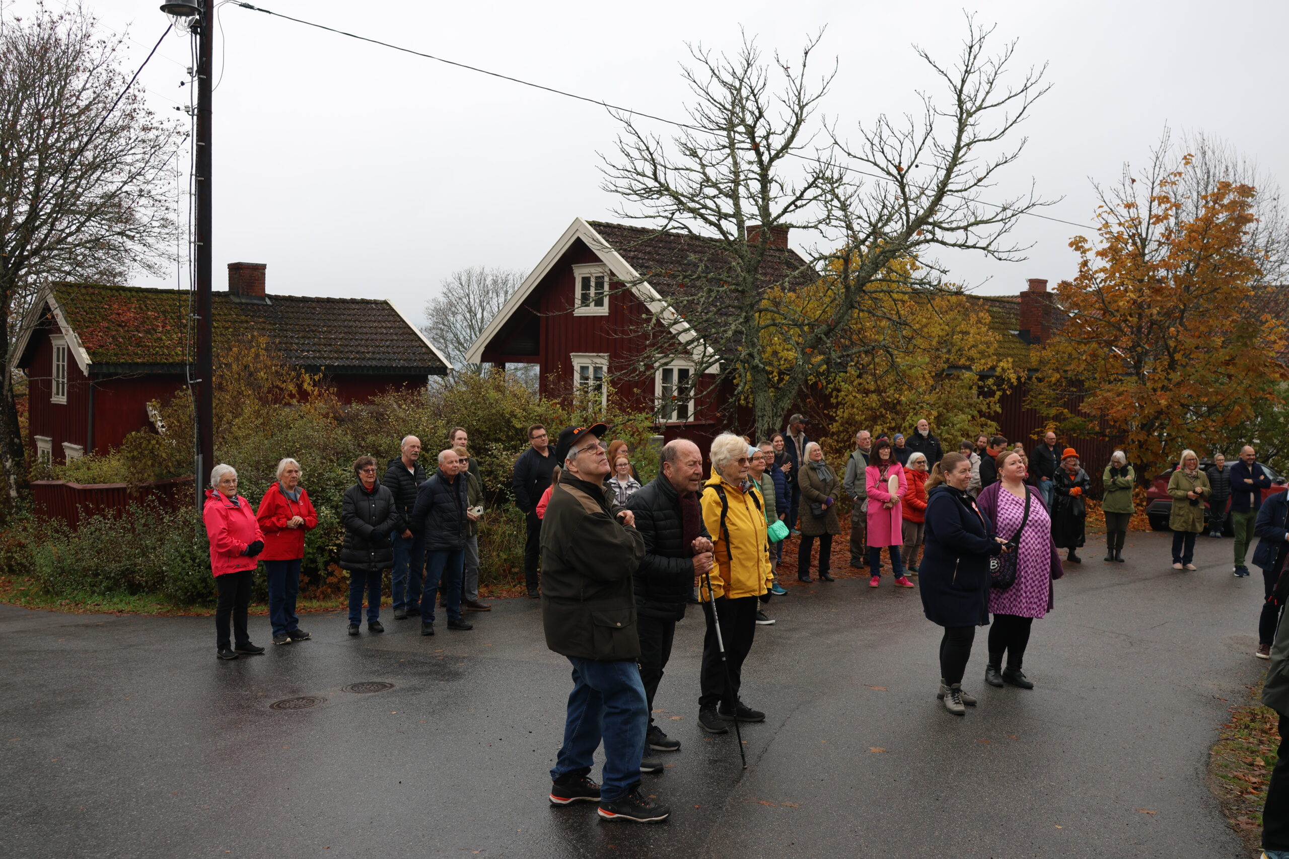 Mange hadde tatt turen til Øvrebyen og Aamodtgården for å få med seg avdukingen av det blå skiltet.