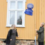 Mona Pedersen (f.v.) i Anno Museum og Aase Eskevik fra Riksantikvaren avduket det blå skiltet som nå pryder Aamodtgården.