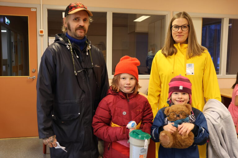 Stian Lund, Henny Azora Olsen-Bangsund, Ebba Marie Olsen-Bangsund og Mina Olsen hadde vært ute med innsamlingsbøsse på Lierrrasta og kunne fortelle om mange blide givere.